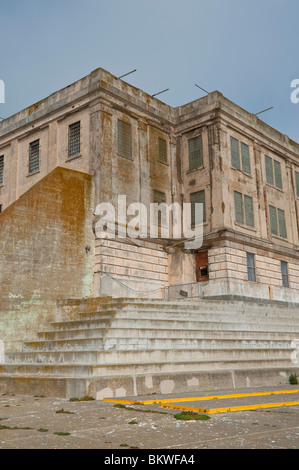 Die Cellhouse Block von der Erholung Hof Insel Alcatraz Gefängnis oder 'The Rock', San Francisco Bay, Kalifornien, USA Stockfoto