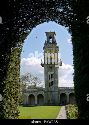 Der Uhrturm aus dem geheimen Garten in Cliveden, National Trust Eigenschaft gesehen Stockfoto