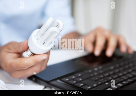 Niedrigenergie-Buld und laptop Stockfoto