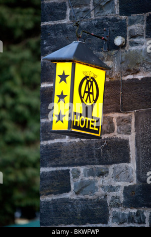 Eine Automobilclub drei Sterne beleuchtet Schild ein Schiefer erbaute Hotel in Snowdonia, Wales, UK