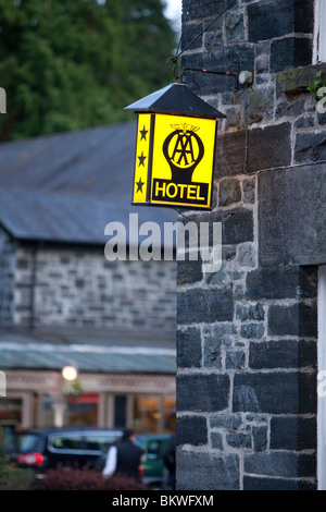 Eine Automobilclub drei Sterne beleuchtet Schild ein Schiefer erbaute Hotel in Snowdonia, Wales, UK