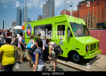 Krave Korean BBQ LKW ist in der Hölle Küche Flea Market in New York gesehen. Stockfoto