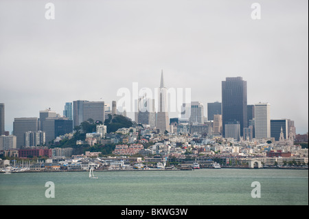 Blick auf die Skyline von San Francisco aus Gefängnis Alcatraz Island oder 'The Rock', San Francisco Bay, Kalifornien, USA Stockfoto