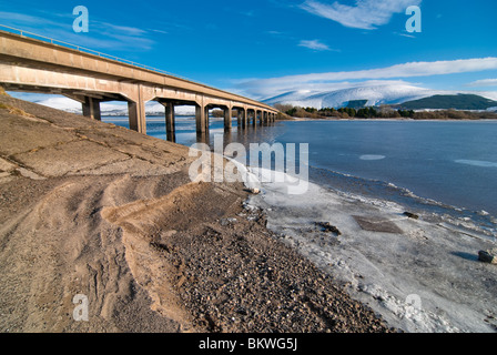 Straßenbrücke über das Eis bedeckt Poulaphouca Reservoir in der Grafschaft Wicklow. Stockfoto