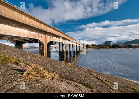 Straßenbrücke über das Eis bedeckt Poulaphouca Reservoir in der Grafschaft Wicklow. Stockfoto