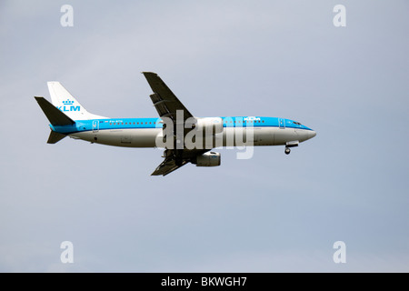 Ein KLM - Royal Dutch Airlines Boeing 737-406 landet auf dem Flughafen Heathrow, London, UK. Ansicht von Myrtle Avenue, Hounslow. (PH-BTG) Stockfoto