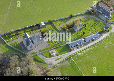 Eine Luftaufnahme eines ländlichen Kirche und Friedhof in Schottland Stockfoto