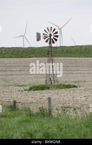 Alte und neue Windkraft. Stockfoto