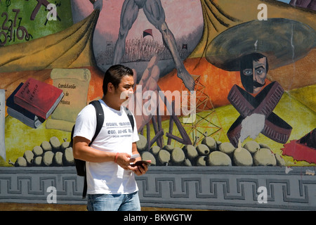 Mexikanische College-Studenten auf dem Campus der Universidad Autonoma de Guerro befindet sich in Acapulco, Guerrero, Mexiko. Stockfoto