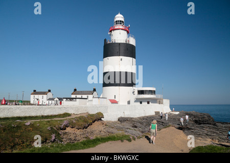Besucher zu Fuß entlang der Klippenpfad neben dem Haken Leuchtturm auf der Halbinsel Hook, Co Wexford, Irland. Stockfoto