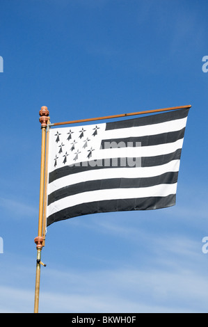 Bretonische Flagge gegen blauen Himmel Stockfoto