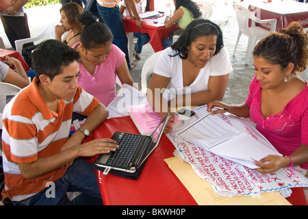 Mexikanische Studenten studieren zusammen auf dem Campus der Universidad Autonoma de Guerro befindet sich in Acapulco, Guerrero, Mexiko. Stockfoto