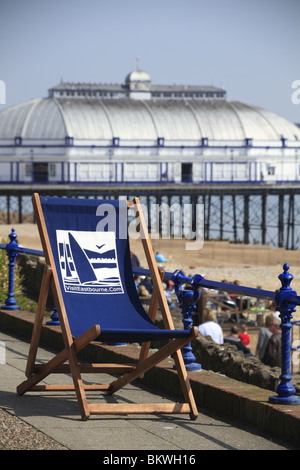 Die Liegestühle sind in Kraft auf Eastbourne Strandpromenade, East Sussex, England. Stockfoto