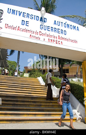 Mexikanische College-Studenten auf dem Campus der Universidad Autonoma de Guerro befindet sich in Acapulco, Guerrero, Mexiko. Stockfoto