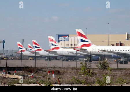 Eine Reihe von British Airways Flugzeuge geparkt in der Nähe der südlichen Perimeter Brachland des Flughafens Heathrow. Apr 2010 Stockfoto