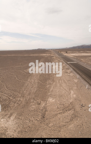 Pan-American Highway in Peru durchschneiden die Nazca-Linien Stockfoto