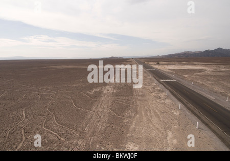 Pan-American Highway in Peru durchschneiden die Nazca-Linien Stockfoto