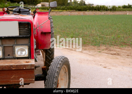 Landwirtschaft im Alter roter Traktor retro Vintage Maschine Stockfoto