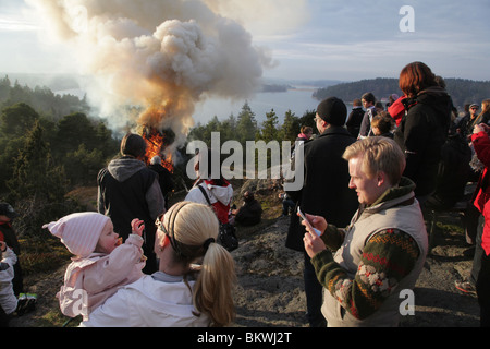 VAPPU, VALBORG, WALPURGISNACHT: Ein Lagerfeuer als traditionelles skandinavisches Willkommen zur Frühlingssaison in Godby auf dem Aland-Archipel in Finnland Stockfoto