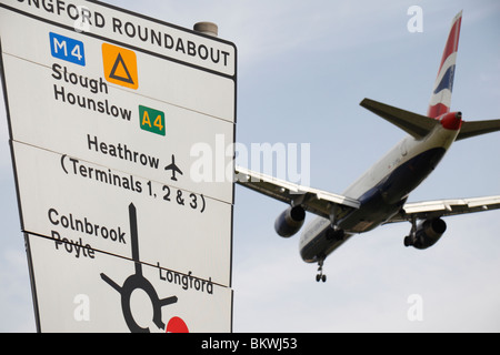 Eine British Airways-Ebene, die ein Schild bei der Landung am Flughafen Heathrow, London, UK. Stockfoto