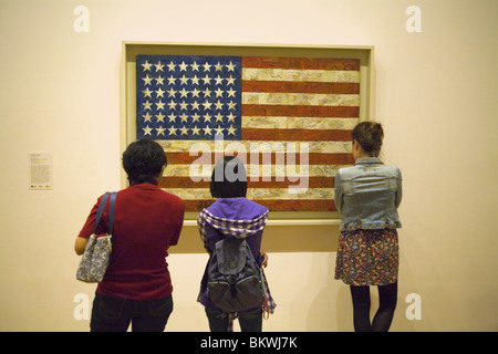 Museums-Gänger zu betrachten ": amerikanische Flagge" des Künstlers Jasper Johns im Museum of Modern Art in New York City Stockfoto