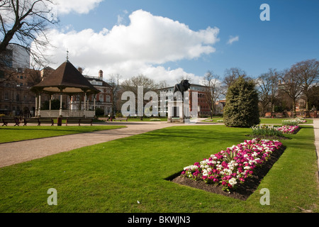 Frühling in Forbury Gärten im Stadtzentrum Reading, Berkshire, Großbritannien Stockfoto