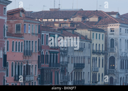17. Jahrhundert Waterfront Palästen mit schmiedeeisernen Balkonen am Canal Grande im frühen Morgenlicht gefärbt Stockfoto