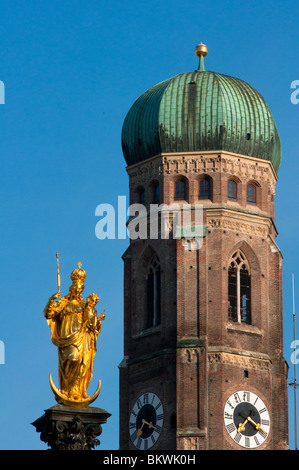 Statue von Maria am Marienplatz und die Türme der Frauenkirche oberen Bayern München Stockfoto