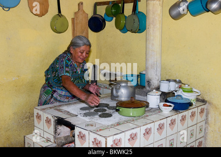 Maya-Frau Kochen Tortillas auf traditionellen Ofen Guatemala Stockfoto