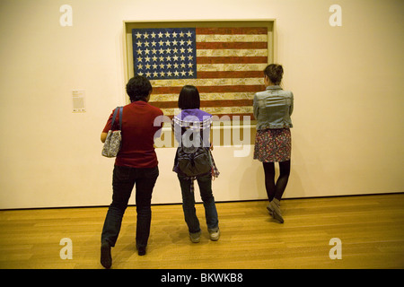 Museums-Gänger zu betrachten ": amerikanische Flagge" des Künstlers Jasper Johns im Museum of Modern Art in New York City Stockfoto