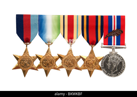 Satz der britischen Royal Navy während des zweiten Weltkriegs militärischen Orden mit Bronze Eiche Blatt, isoliert auf weißem Hintergrund Stockfoto