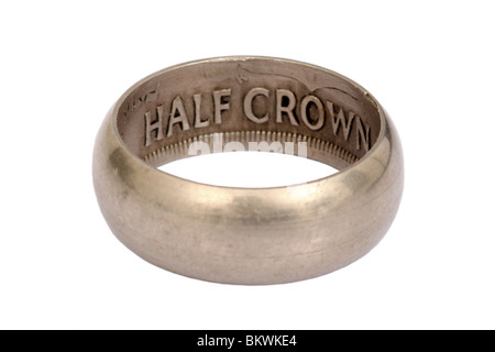 Vintage Herren Silber Ring aus britischen 1941 halbe Krone Münze, isoliert auf weißem Hintergrund Stockfoto