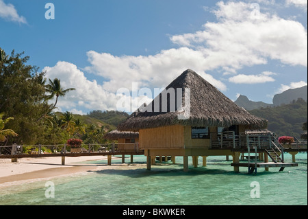 Exklusive Bungalows im Intercontinental Le Moana Beach Bora Bora, Französisch-Polynesien Stockfoto