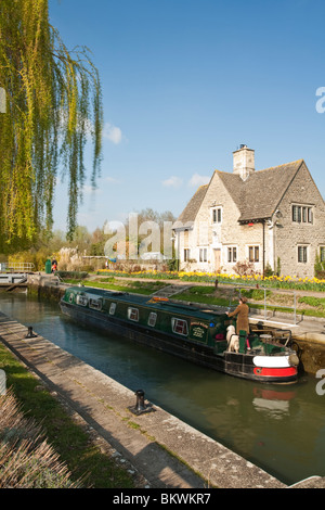 Narrowboat Navigation Iffley Lock an der Themse im Frühjahr in der Nähe von Oxford, Uk Stockfoto