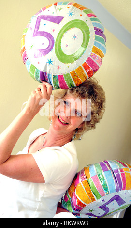 Blonde Frau Frau Solothurn 50. Geburtstag mit Helium-Ballons Stockfoto