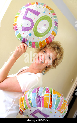 Blonde Frau Frau Solothurn 50. Geburtstag mit Helium-Ballons Stockfoto