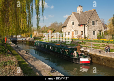 Narrowboat Navigation Iffley Lock an der Themse im Frühjahr in der Nähe von Oxford, Uk Stockfoto