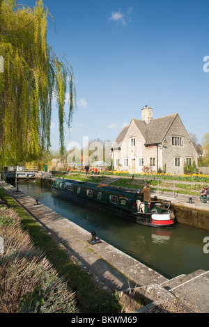 Narrowboat Navigation Iffley Lock an der Themse im Frühjahr in der Nähe von Oxford, Uk Stockfoto