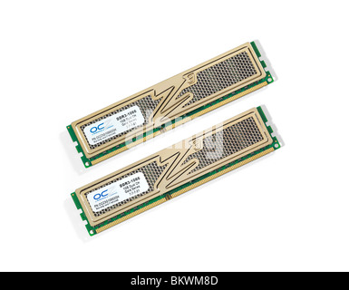 Zwei Desktop-Computer OCZ DDR-3 Speichermodule isoliert auf weißem Hintergrund Stockfoto