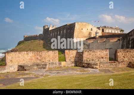 Die Wände des Schlosses San Cristobal mit Blick auf das Karibische Meer in San Juan, Puerto Rico, West Indies. Stockfoto