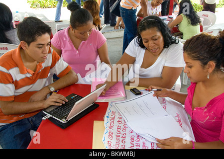 Mexikanische Studenten studieren zusammen auf dem Campus der Universidad Autonoma de Guerro befindet sich in Acapulco, Guerrero, Mexiko. Stockfoto