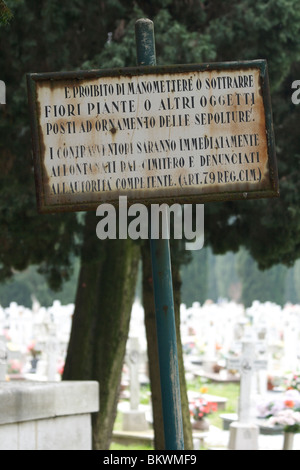 Rostige italienische Zeichen auf Isola di San Michele (St. Michael) Friedhof Insel mit Gräbern im Hintergrund Stockfoto