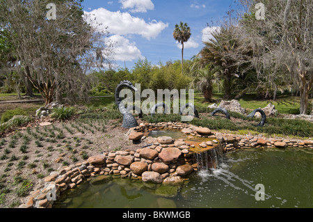 Kanapaha Gardens Spring Festival Gainesville Florida Seeschlange Skulptur und Wasserfall-Feature in der Kinder Garten Stockfoto