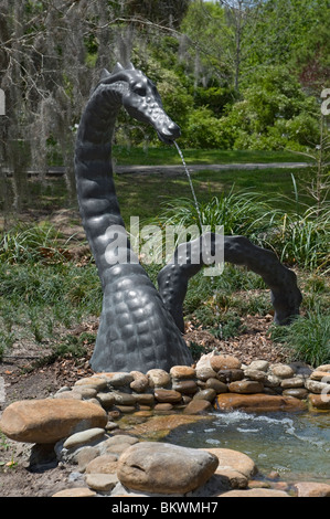 Kanapaha Gardens Spring Festival Gainesville Florida Seeschlange Skulptur und Wasserfall-Feature in der Kinder Garten Stockfoto