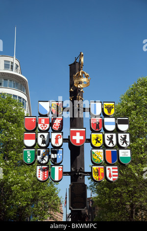 Die Wappen der 26 Kantone der Schweiz, Schweizer Hof, Leicester Square, London UK Stockfoto