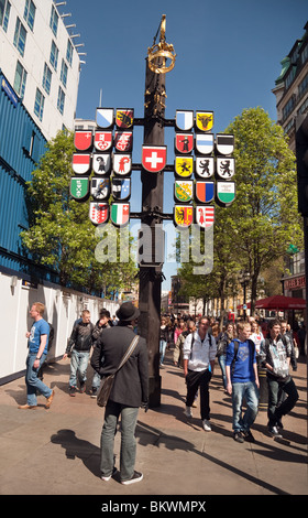 Ein Tourist, der Blick auf den Wappen der Schweizer Kantone, Swiss Court, The Swiss Centre, Leicester Square, London, UK Stockfoto