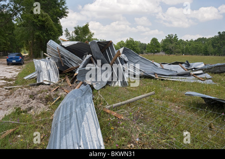 Teile der Scheune in Weideland geworfen, nachdem Tornado bei Sturm in der Nähe von Branford Florida aufsetzten Stockfoto