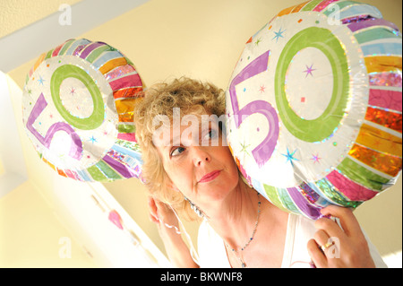 Blonde Frau Frau Solothurn 50. Geburtstag mit Helium-Ballons Stockfoto