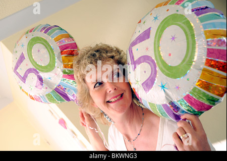 Blonde Frau Frau Solothurn 50. Geburtstag mit Helium-Ballons Stockfoto