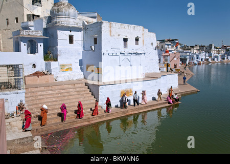 Inder an den Ghats Pushkar-See. Rajasthan. Indien Stockfoto